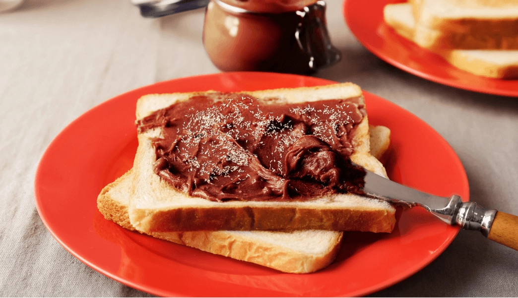 GROWTH SUPPLEMENTS - Imagem ilustrativa Pasta de amendoim chocolate e coco em um pão