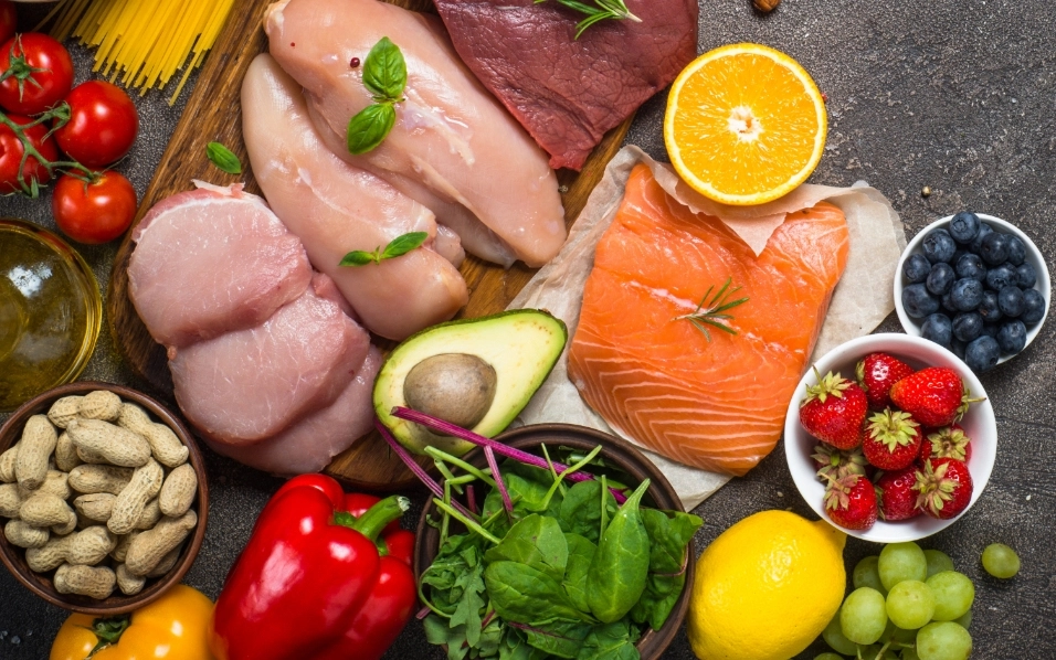 GROWTH SUPPLEMENTS - Imagem ilustrativa mesa com varios alimentos saudáveis, como frutas, ovos, legumes e carnes