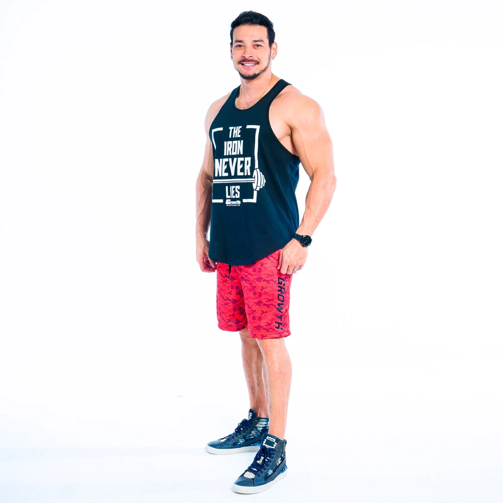 REGATA PRETA THE IRON NEVER LIES - visão frontal segurando a camiseta - Atleta Felipe Franco TeamGrowth
