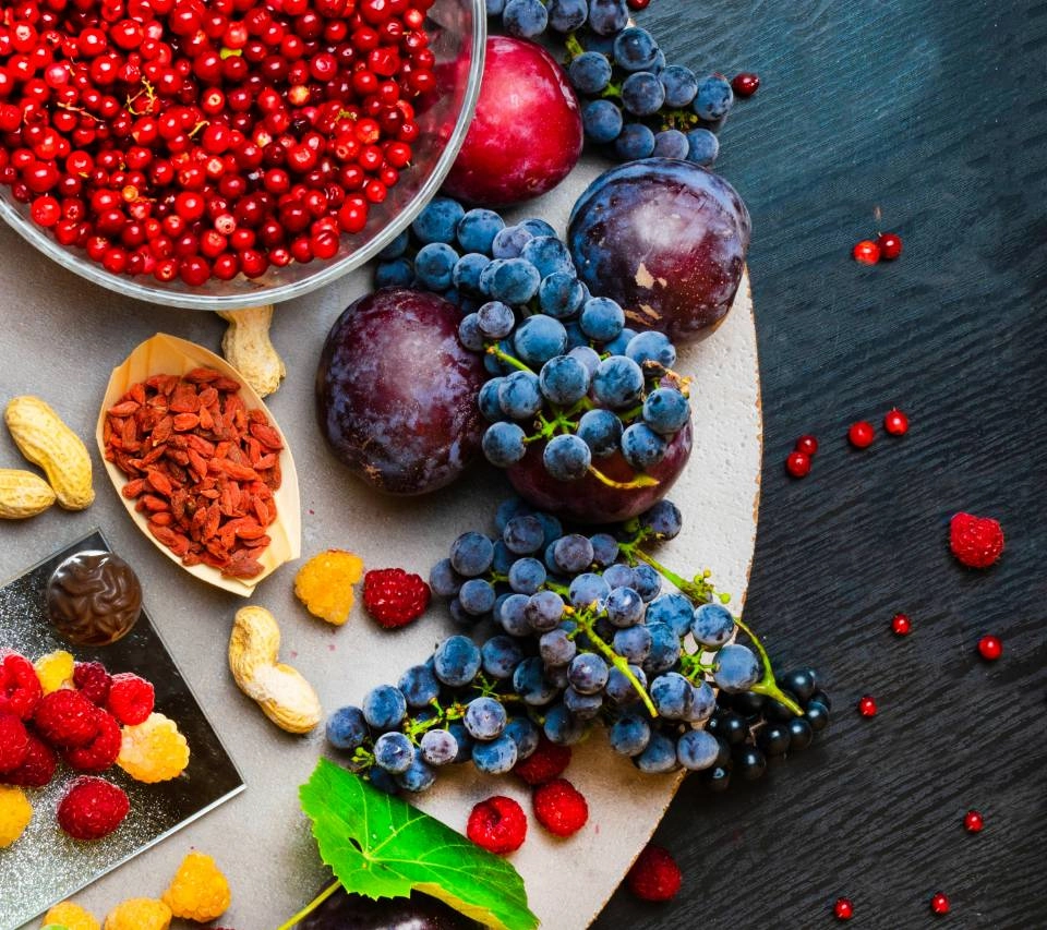 GROWTH SUPPLEMENTS - Imagem ilustrativa inúmeros alimentos e frutas em cima de uma mesa