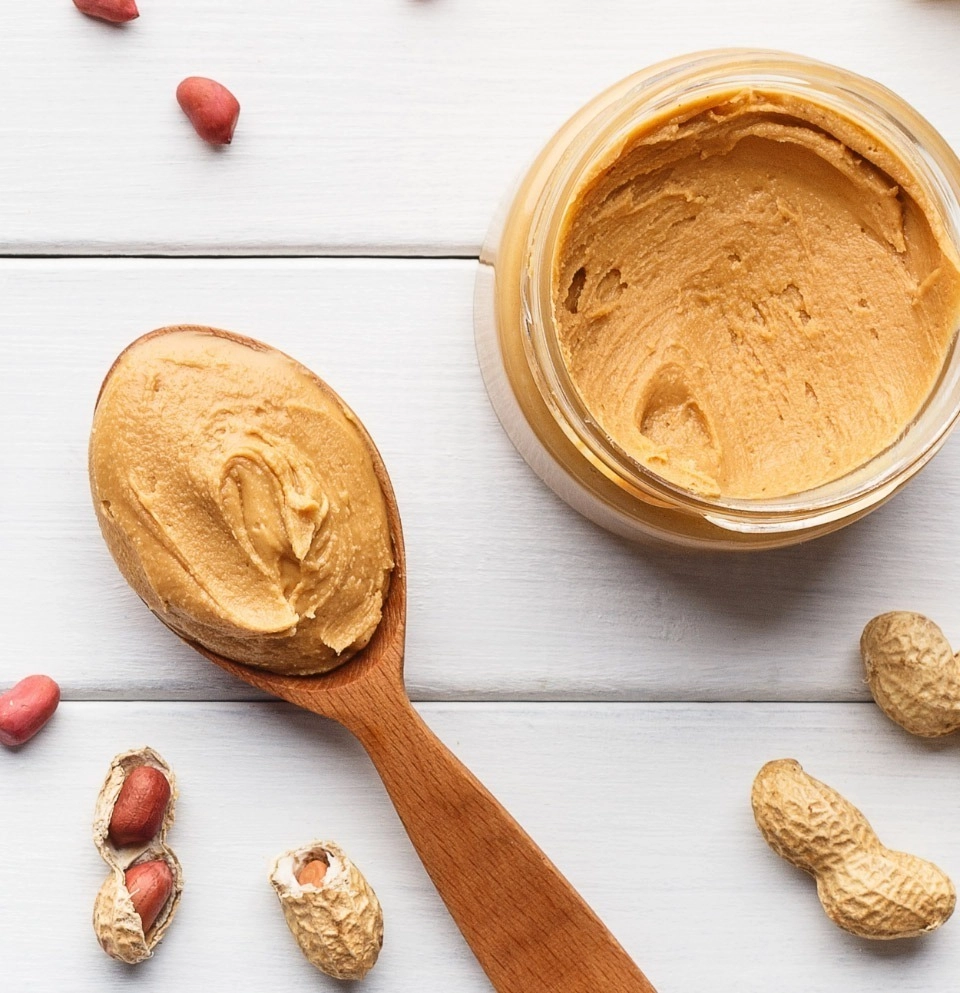 GROWTH SUPPLEMENTS - Embalagem e colher com pasta de amendoim crocante