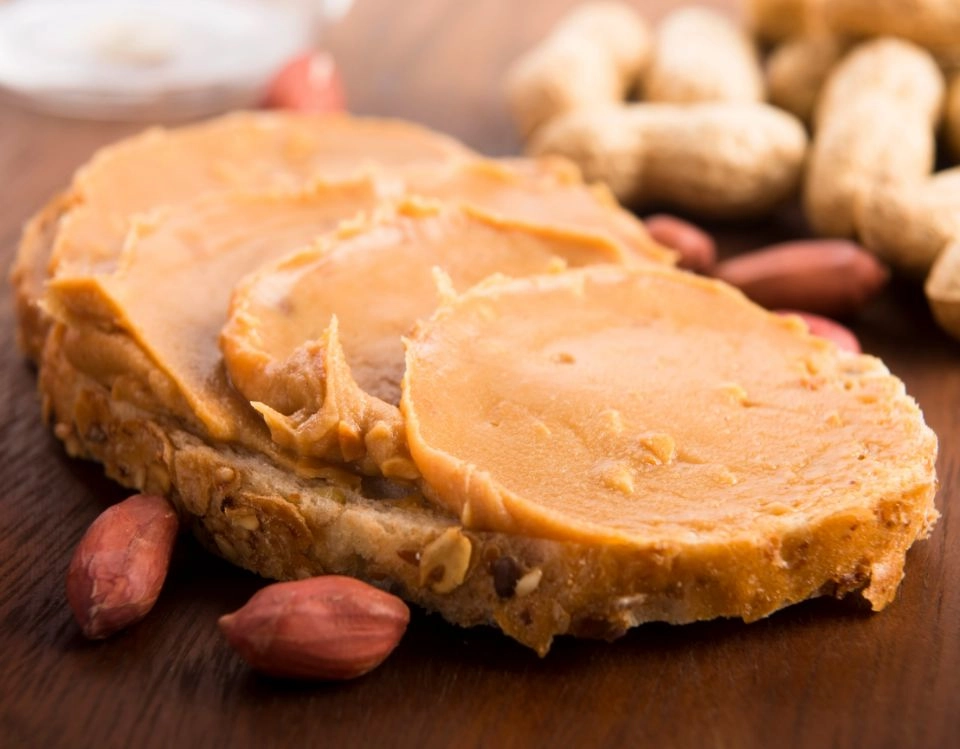 GROWTH SUPPLEMENTS - Fatia de pão com pasta de amendoim crocante