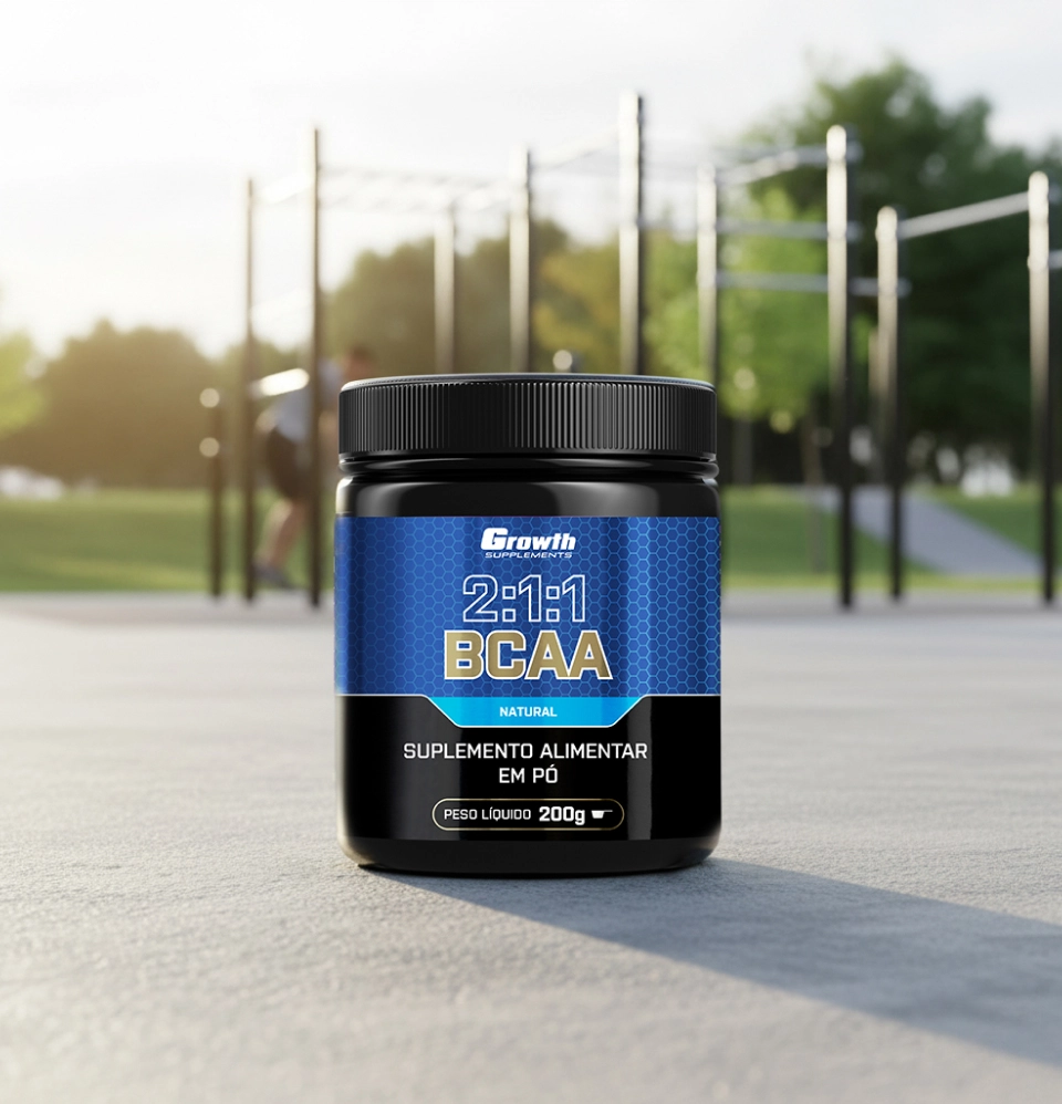 BCAA 2:1:1 200G EM PÓ na frente e atrás uma praça de exercicios