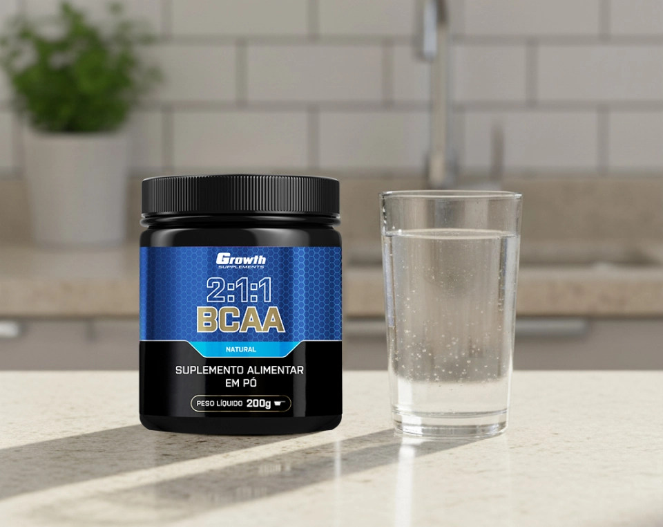 BCAA 2:1:1 ao lado de um copo de água