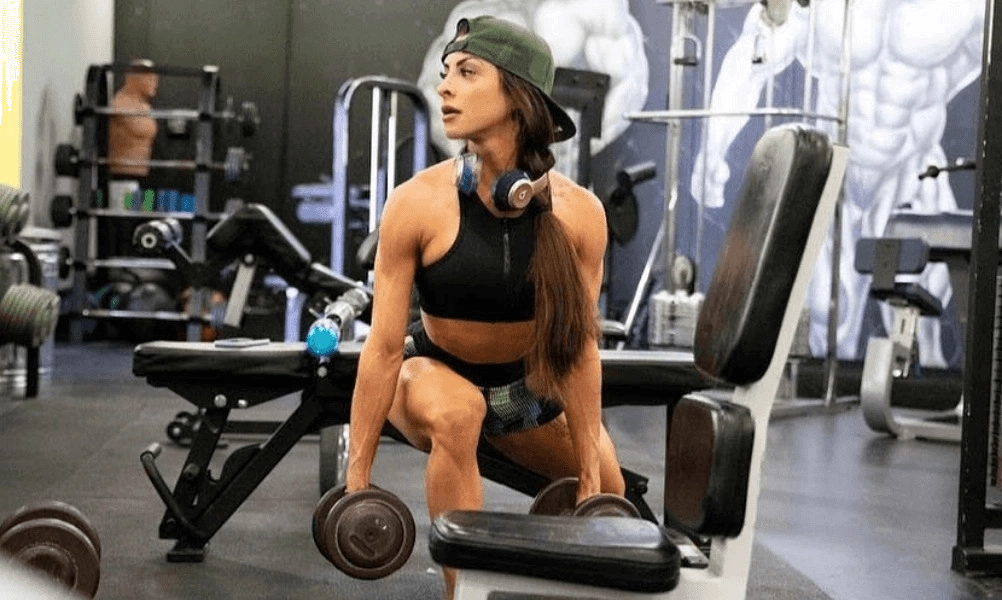 Bruna Brito - Atleta Growth Supplements, fazendo exercícios dentro da academia