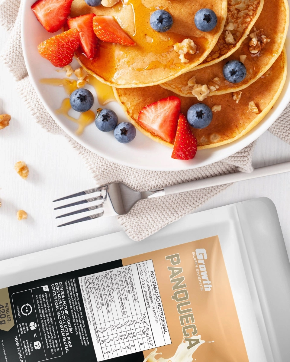 GROWTH SUPPLEMENTS - Imagem ilustrativa tigela de frutas com aveia ao lado da panqueca proteica