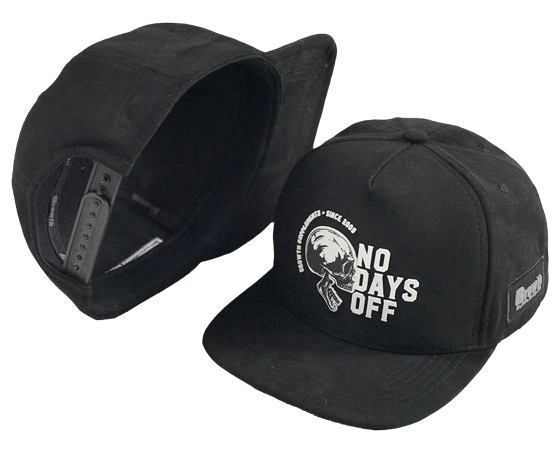 BONÉ PRETO NO DAYS OFF - GROWTH SUPPLEMENTS