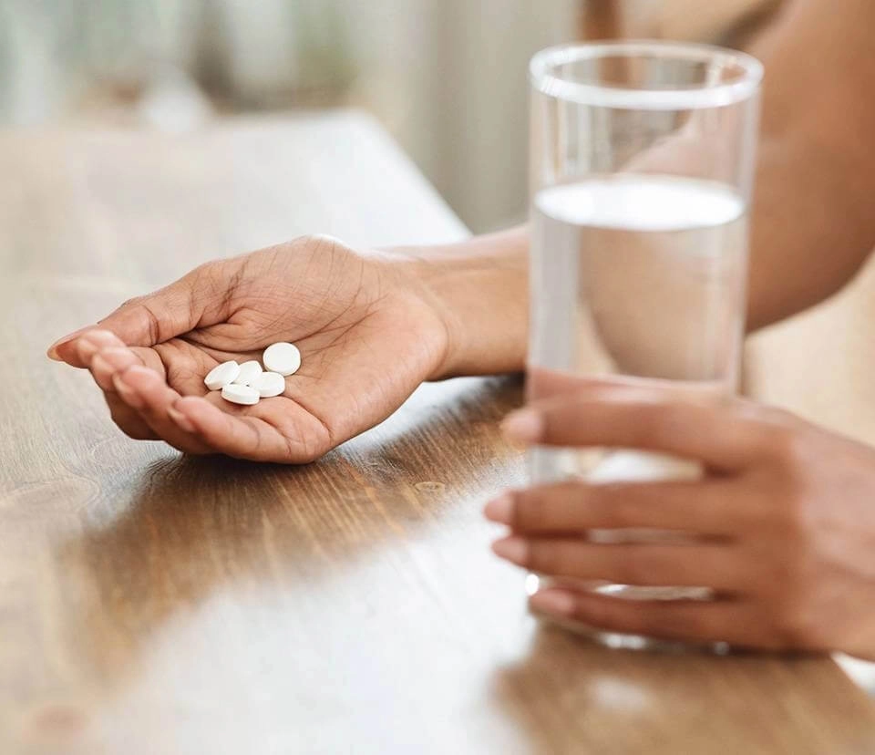 GROWTH SUPPLEMENTS - Imagem ilustrativa Mão segurando comprimido de biotina 200cmp