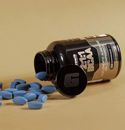 BCAA 2:1:1 com os comprimidos espalhados