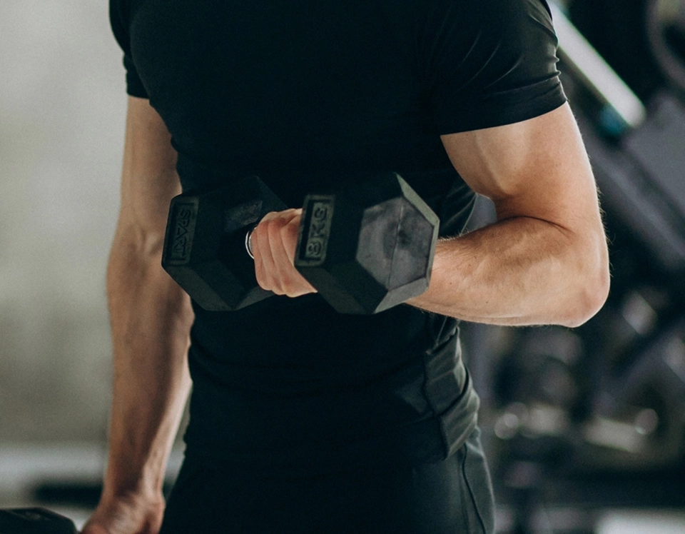 Growht Supplements - IMAGEM ILUSTRATIVA HOMEM LEVANTANDO HALTER