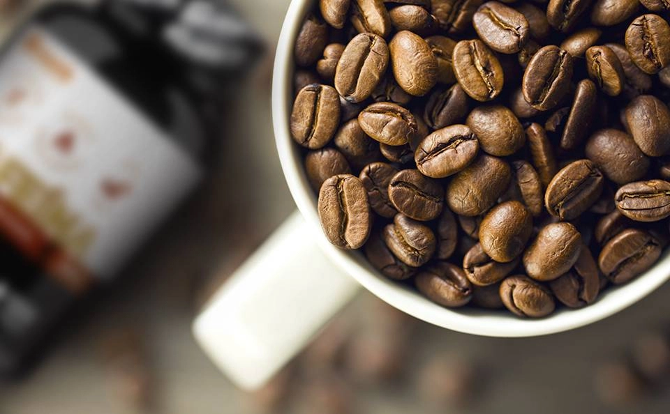 GROWTH SUPPLEMENTS - IMAGEM ILUSTRATIVA DE UM COPO DE CAFÉ COM O FUNDO DESFOCADO