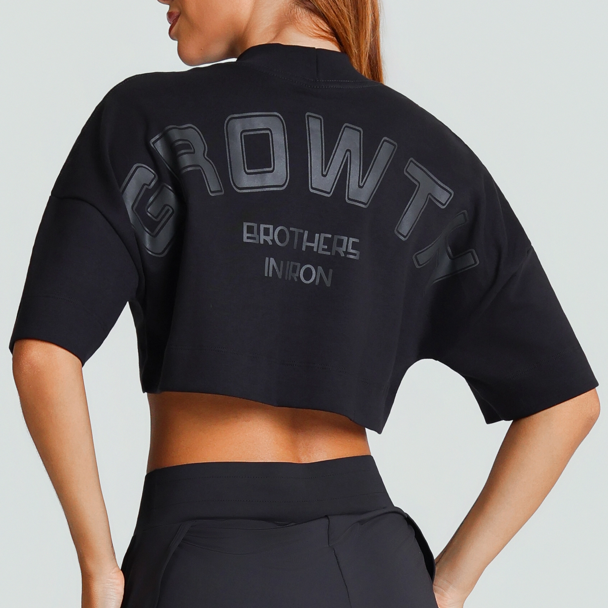 Camiseta cropped over preto com gola