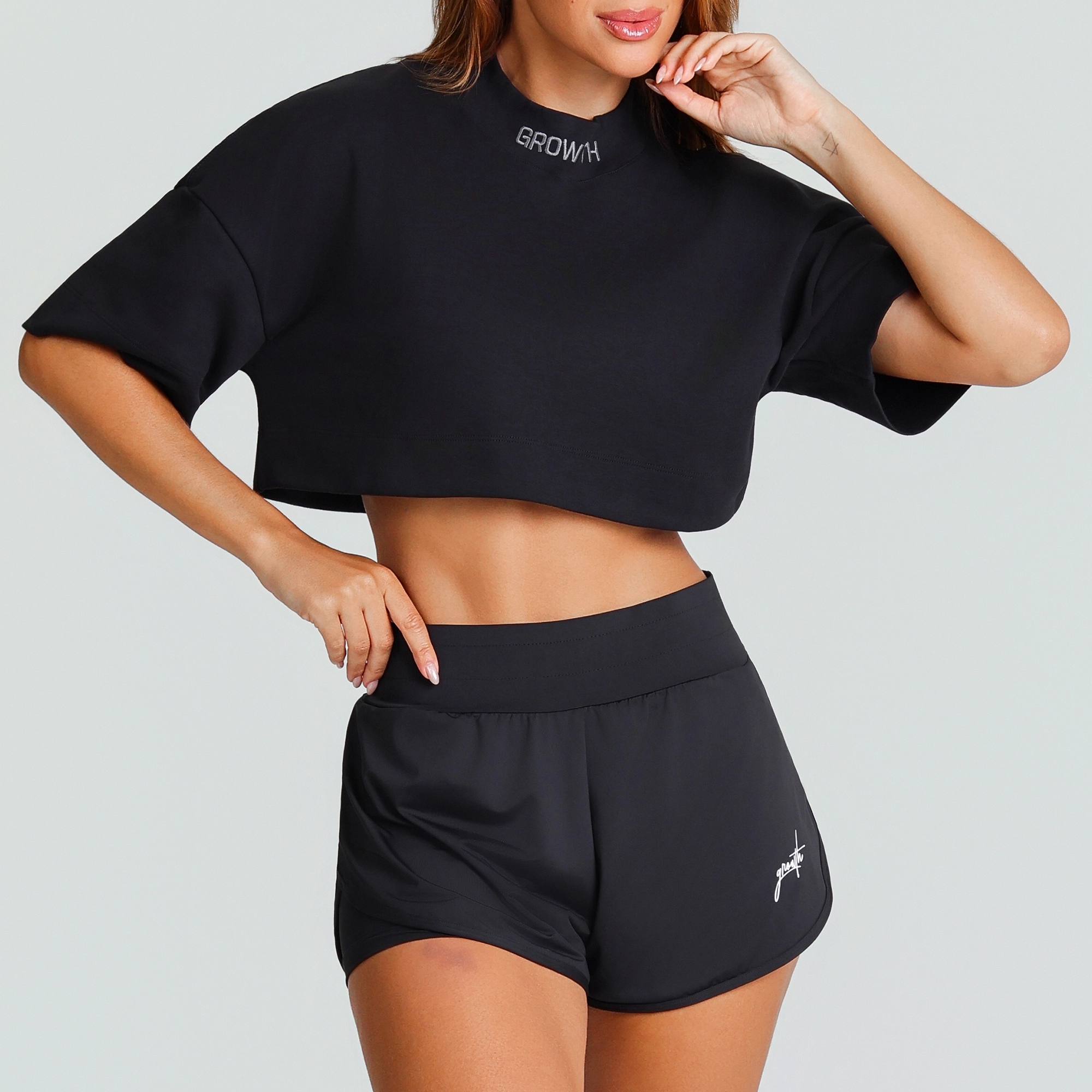 Camiseta cropped over preto com gola