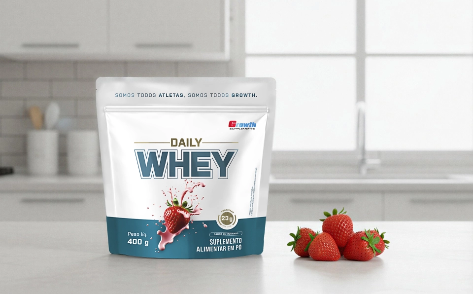GROWTH SUPPLEMENTS - Imagem ilustrativa Daily Whey ao lado de um morango