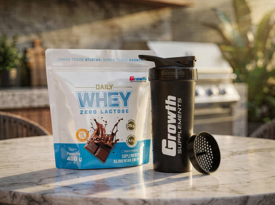 GROWTH SUPPLEMENTS - Embalagem do Daily Whey Protein Zero Lactose no balcão de uma cozinha