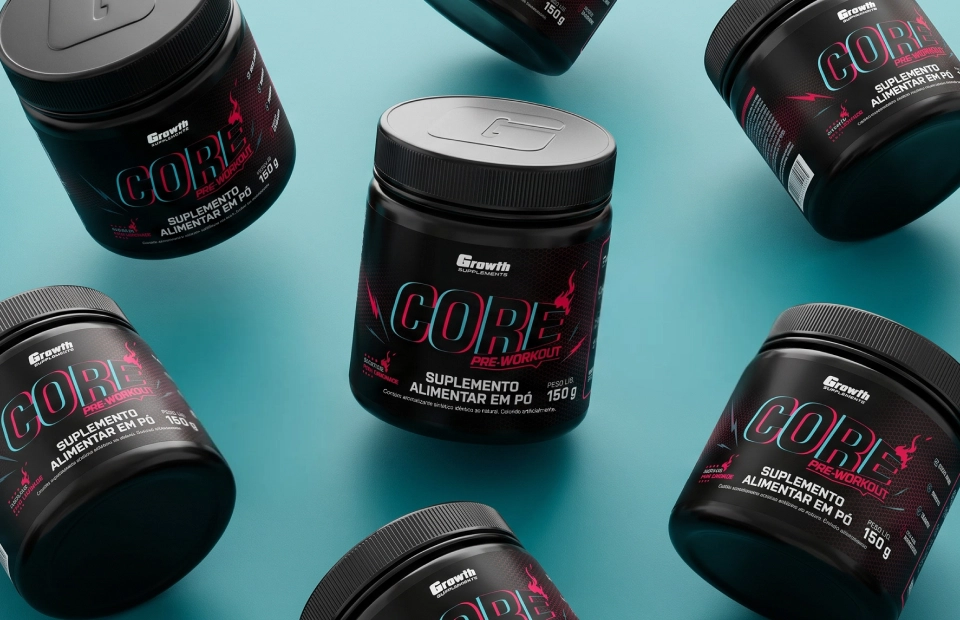 GROWTH SUPPLEMENTS - Imagem ilustrativa Daily Whey Morango em um fundo rosa