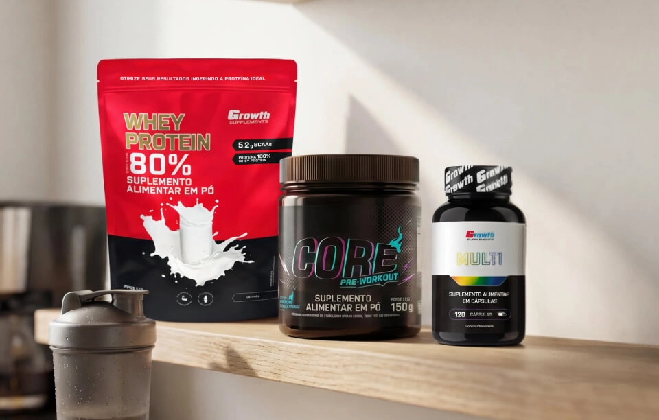 GROWTH SUPPLEMENTS - Imagem ilustrativa Pré-treino Core Pré-Workout sabor Purple Berry ao lado do Whey e do multivitamínico