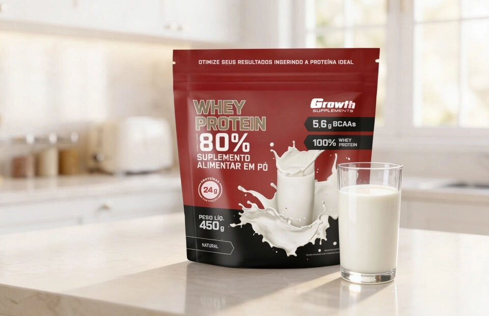 GROWTH SUPPLEMENTS - Embalagem de WPC 80% sabor natural no balcão de uma cozinha