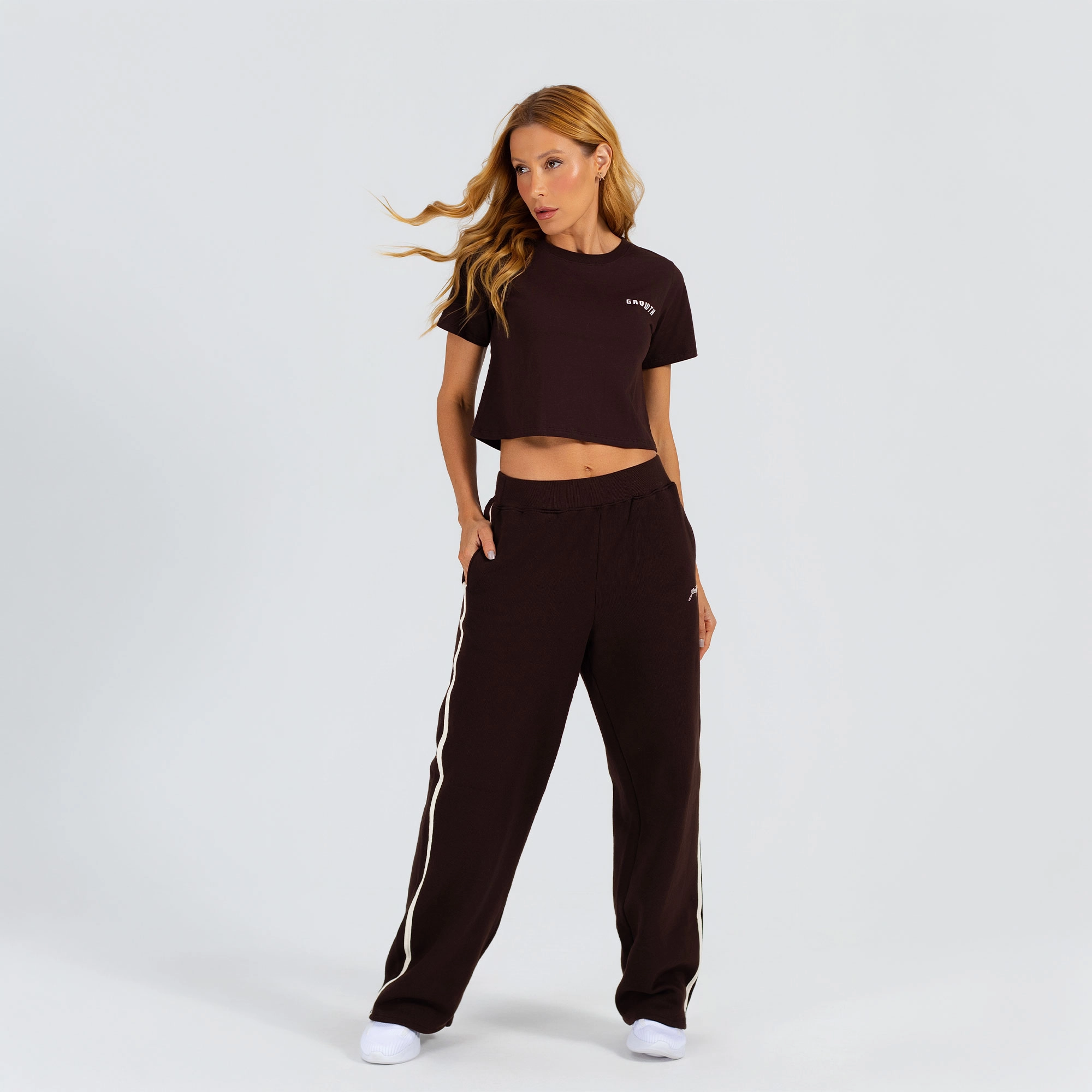 Camiseta Cropped Growth Frase Costas Marrom