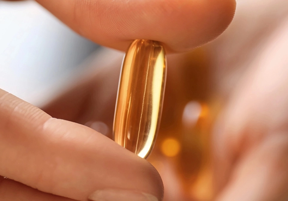 Growth Supplements - IMAGEM ILUSTRATIVA DE UMA MÃO SEGUANDO UM COMPRIMIDO