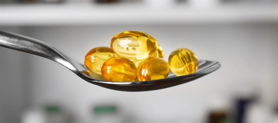 Growth Supplements - IMAGEM ILUSTRATIVA DE UMA COLHER COM VARIOS COMPRIMIDOS