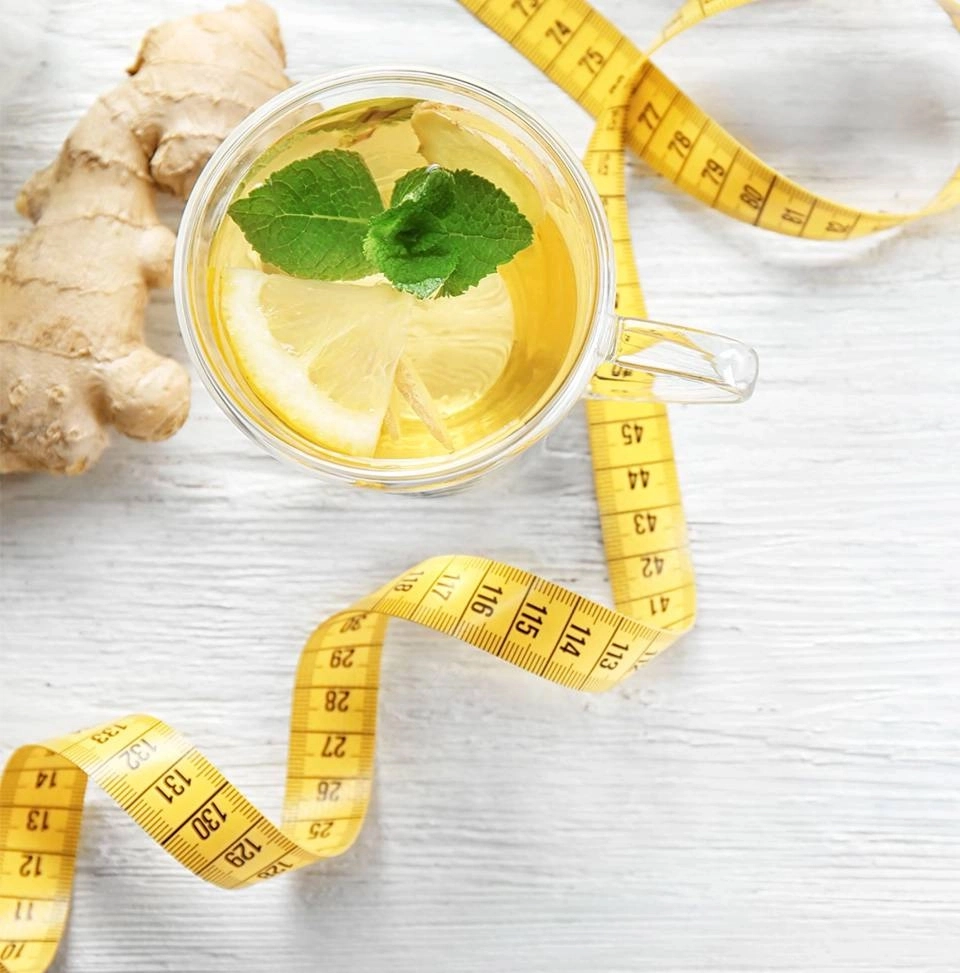 GROWTH SUPPLEMENTS - Fita métrica, Gengibre, e Xícara com bebida