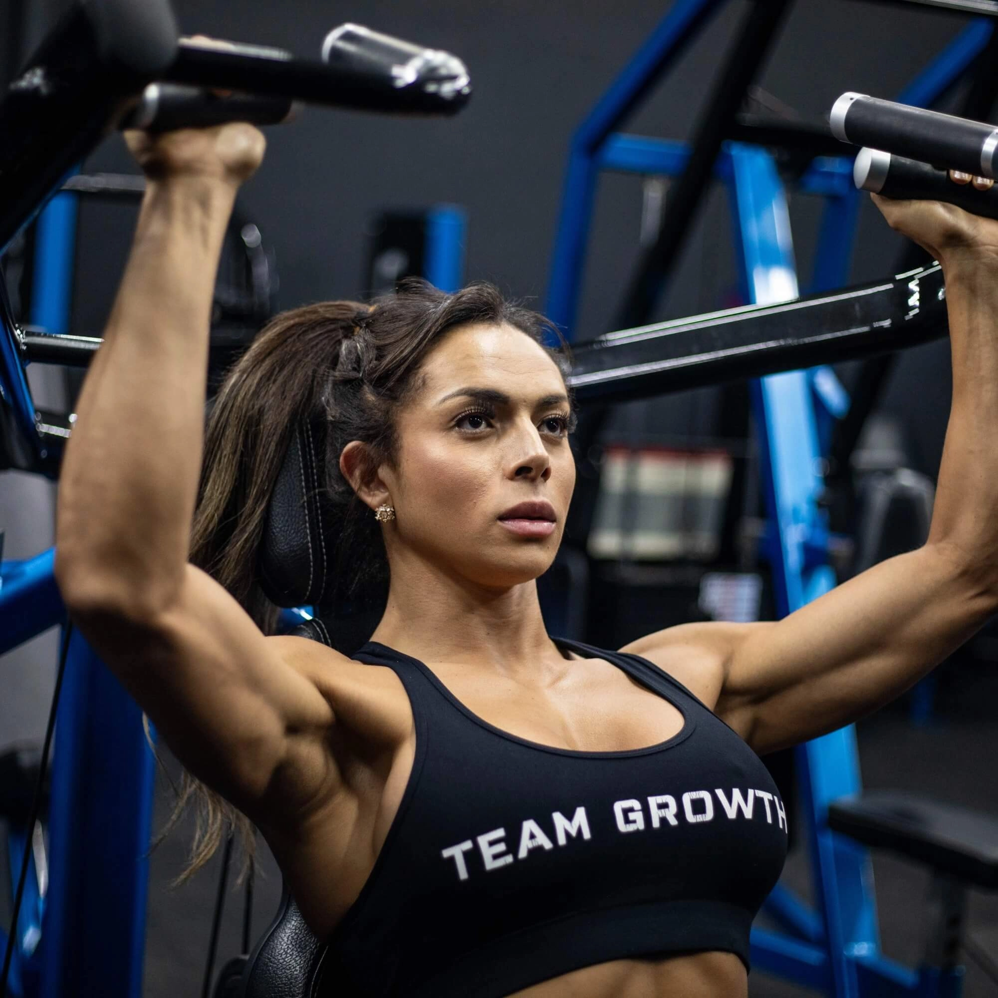 Daniele Mendonça - Atleta Growth Supplements, fazendo exercicios dentro da academia