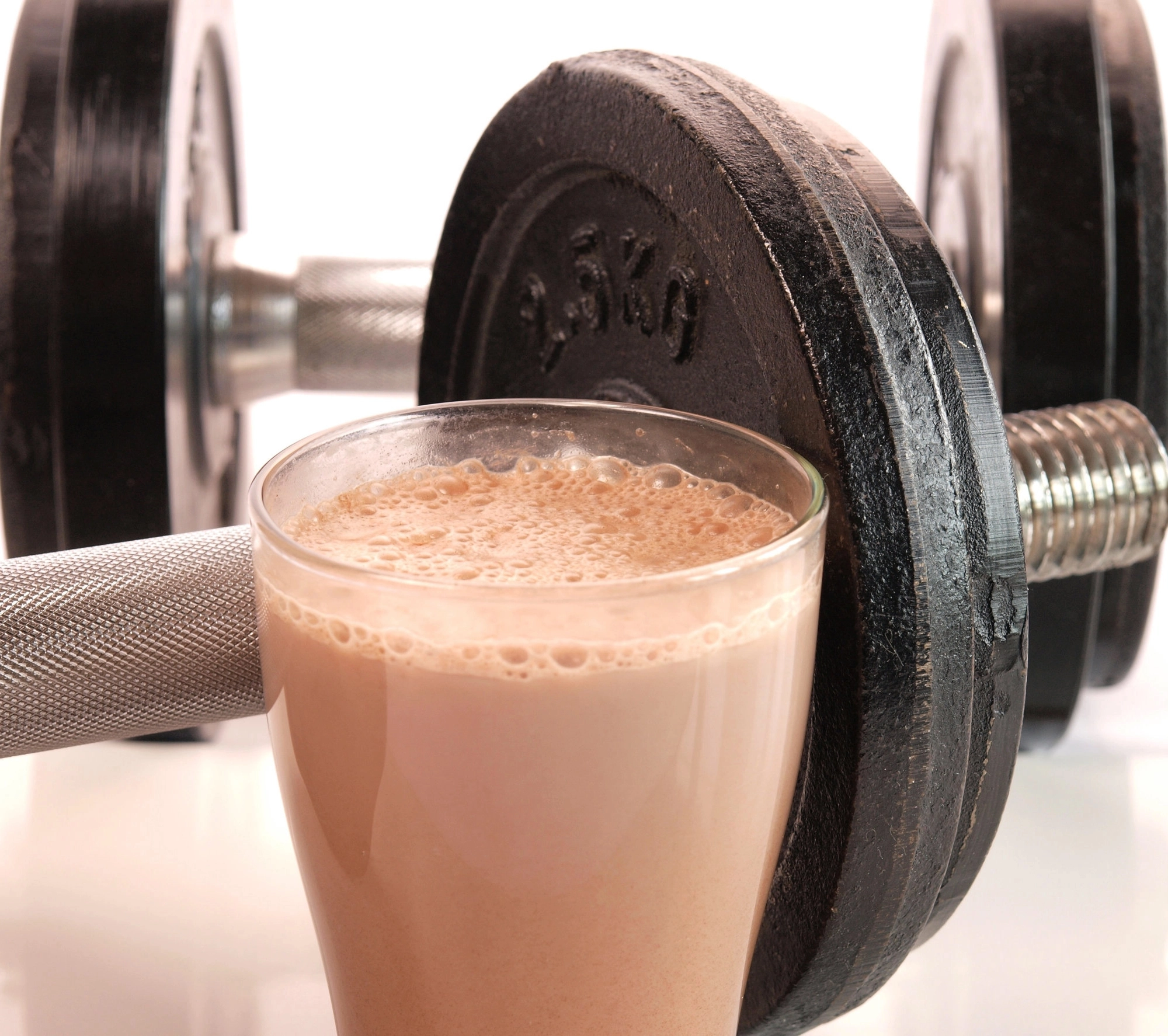 GROWTH SUPPLEMENTS - Pesos de academia e Copo com bebida de whey medium